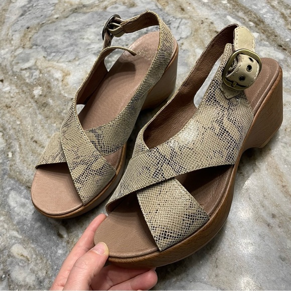 Dansko Jacinda Taupe Snake Wedge Sandal Women's EU 40 - Picture 5 of 13